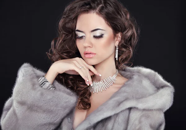 Winter beauty woman in mink fur coat. Fashion girl model portrai — Stockfoto