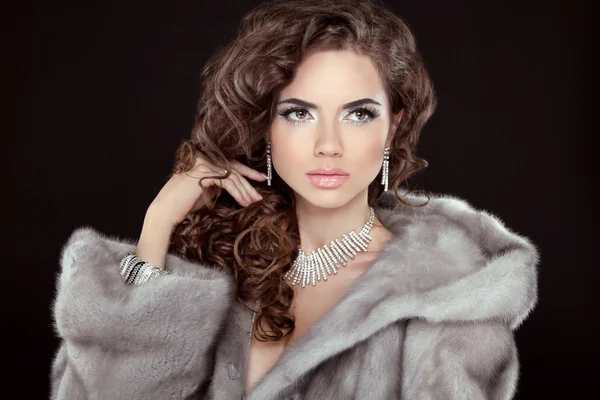 Makeup. Beautiful girl portrait. Brunette fashion woman in mink — Stockfoto