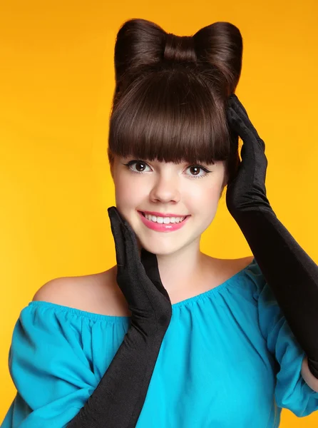 Happy smiling teen girl with bow hairstyle, beauty young model p — Stok fotoğraf