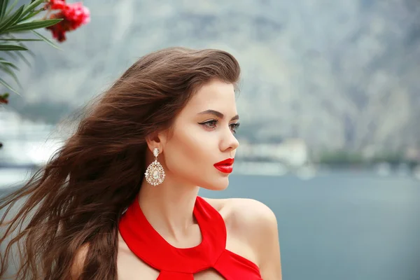 Outdoor portrait of Beautiful girl with long wavy hair, red lips — 스톡 사진