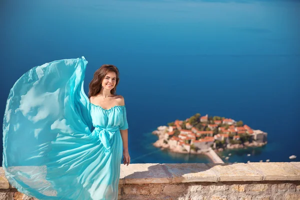 Vacker flicka i blåser klänning. Glada leende ung kvinna njuta — Stockfoto