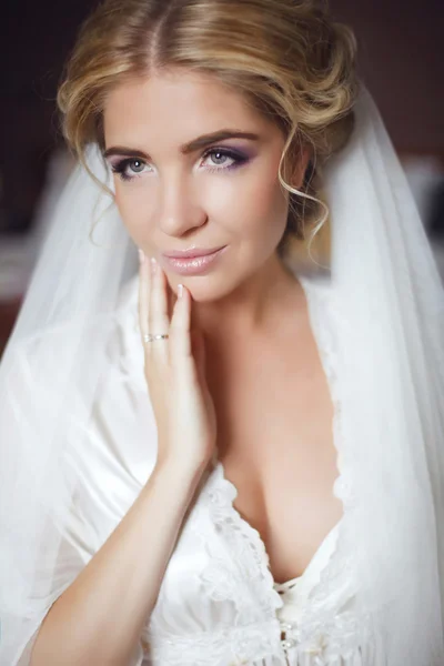 Bellissimo ritratto di nozze di sposa sorridente. Bellezza moda ragazza po — Foto Stock