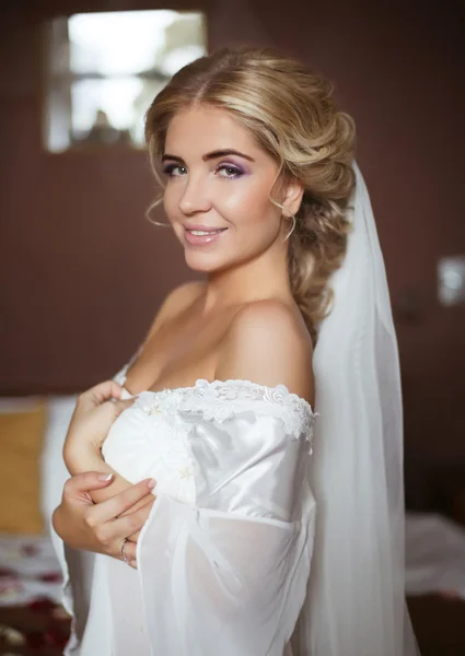 Bellissimo ritratto di nozze di sposa sorridente. Bellezza moda ragazza po — Foto Stock