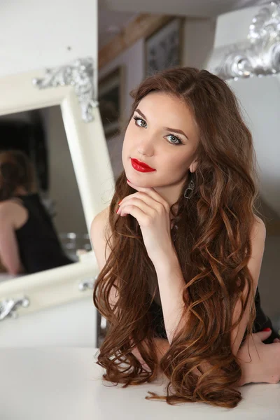 Lange Haare. Make-up. schönes lächelndes Mädchenporträt. brünette fas — Stockfoto