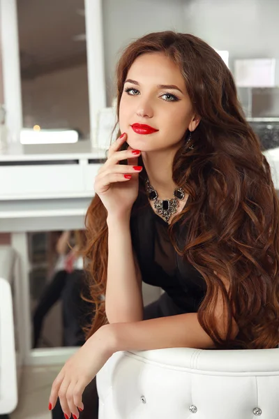 Maquillaje. Mujer dama elegante con labios rojos y uñas bien cuidadas. B) — Foto de Stock