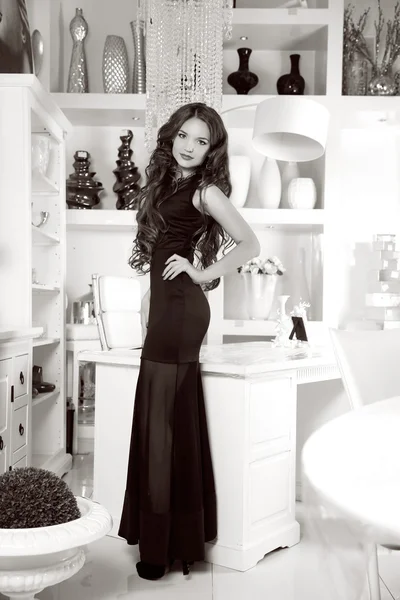 Portret uroda uśmiechający się włos brunetka w eleganckiej czarnej sukni — Zdjęcie stockowe