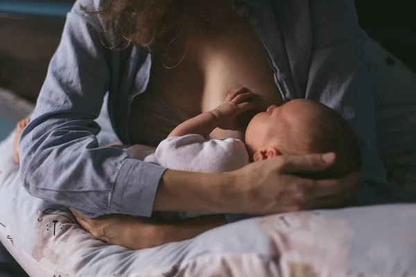 Young Mother Breastfeeds Her Newborn Home Low Key Dark Cozy — Stock Photo, Image