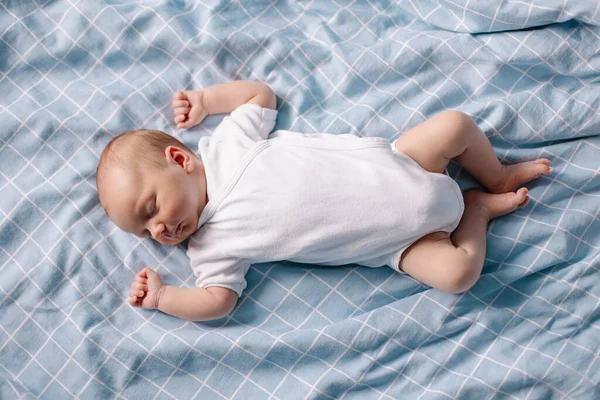 Симпатичный Мальчик Лежащий Кровати — стоковое фото