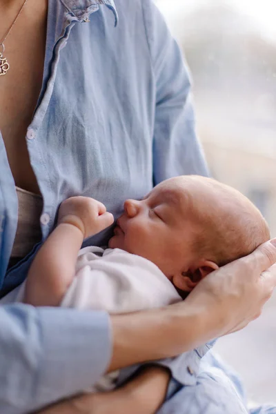 Мать Качает Ребенка Портрет Спящего Новорожденного Руках Матери Заботливая Любовь — стоковое фото
