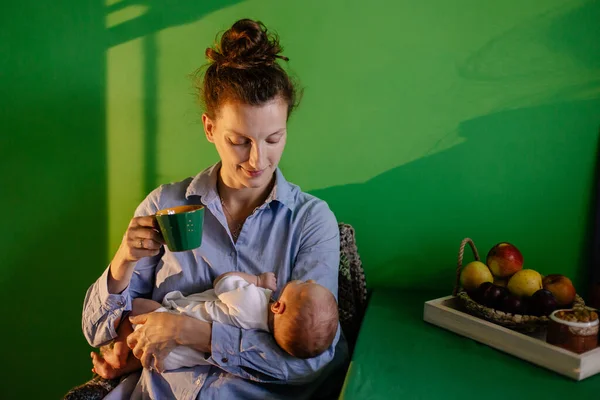 Unavená Matka Kuchyni Stolu Uspí Své Novorozeně Máma Válí Dítě — Stock fotografie
