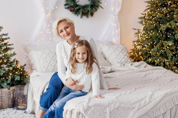 Mamá Hija Abrazan Cama Mañana Navidad Calma Relajarse Acogedor Decoración —  Fotos de Stock