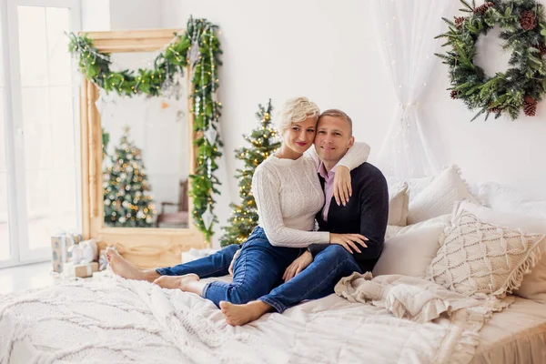 Pareja Joven Casada Casa Abrazándose Mañana Navidad Acogedora Cálida Amable —  Fotos de Stock