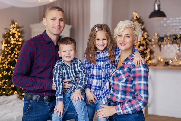 Una Familia Europea Clásica Saluda Navidad Sonriendo Gente Feliz Con —  Fotos de Stock