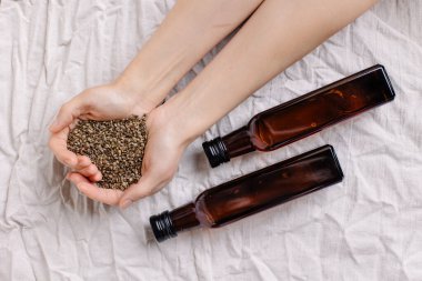 Kalp şeklinde bir avuç kenevir kekini saklıyor. Çiğ tohum. Soğuk yağdan sonra israf. Bio-eko organik vejetaryen ürünlerine bayılırım. Sağlıklı beslenme. Yağlı kek.