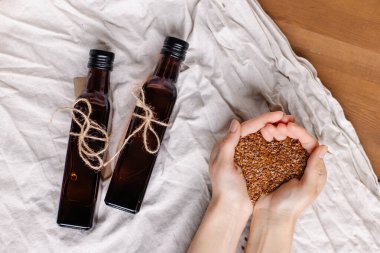 Faydalı çiğ keten tohumu yağı. Omega-3 ve vitamin bakımından zengin vegan ham eko-biyoloji ürünü. Soğuk ütü. Hala keten giyiyorum. Sağlıklı sindirim diyeti