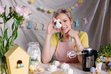 Pozitif bir aşçılık uzmanı krema yapar. Marshmallow pişirme işlemi. Paskalya bayramı için yemek masası. Kadınlar günü annesi mutfaktaki evde. Küçük işletme şekerleme şefi. Komik şekerler.