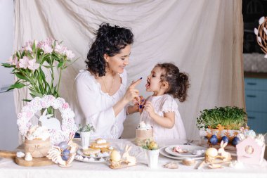 Güzel bir genç kız ve annesi mutfakta..