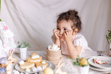 Bir fincan çay ve pastayla küçük bir kız