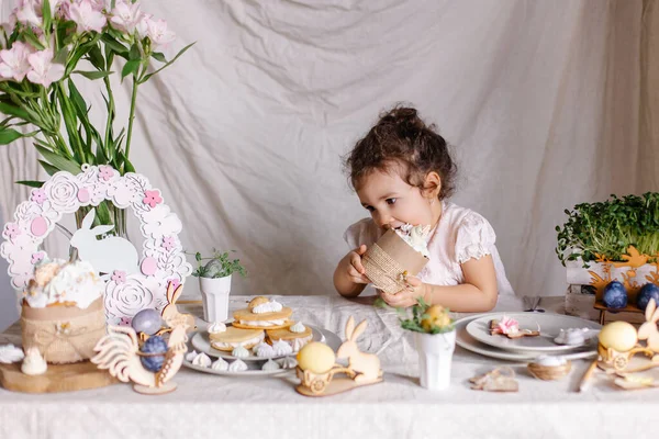 お茶と卵の花束を持つ少女 — ストック写真