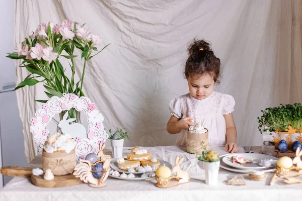 白い背景にお茶とケーキの入った小さな女の子 — ストック写真