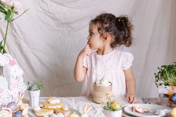 Маленька Дівчинка Чашкою Чаю Печива — стокове фото