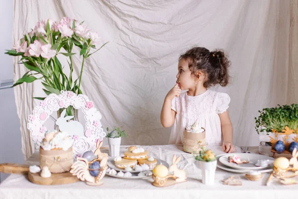 Liten Flicka Med Kopp Och Bukett Ägg — Stockfoto