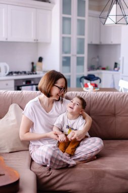 Serebral felçli çocuklu mutlu bir aile. Anne ve özürlü oğlu normal bir hayat sürüyorlar. Birlikte vakit geçiririz. Evde çocuk geliştirme oyunları. Tahta müzik aletleri. Rehabilitasyon 