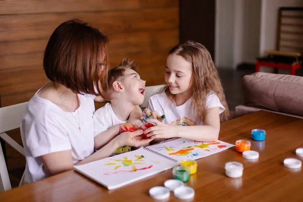 Annem evde çocuklarla resim çizer. Beyin felci geçiren bir çocuğun gelişimi. Dostluk şefkat ve sevgiyi önemser. Yaratıcılıktan dolayı rehabilitasyon. Engelli çocuklu bir aile. Birliktelik yaşam tarzı 