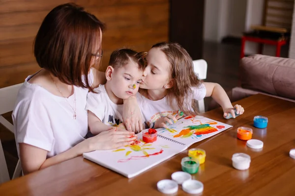 Annem evde çocuklarla resim çizer. Beyin felci geçiren bir çocuğun gelişimi. Dostluk şefkat ve sevgiyi önemser. Yaratıcılıktan dolayı rehabilitasyon. Engelli çocuklu bir aile. Birliktelik yaşam tarzı 