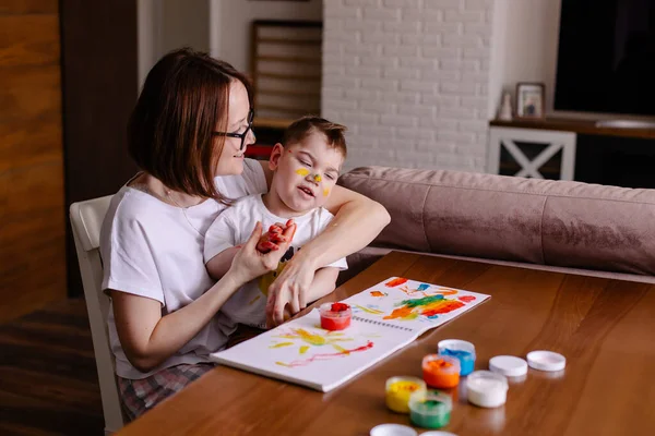 Anne özürlü bir çocukla rehabilitasyonda. Yaratıcılığın gelişimi. Beyin felciyle çizim dersi. Özel ihtiyaçları olan bir çocuğun mutlu çocukluğu. Sanat terapisi.