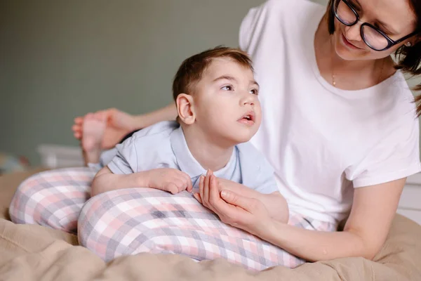 Annem beyin felci geçiren çocuğa masaj yapıyor. Evde rehabilitasyon terapisi. Boş zaman aktiviteleri geliştiriyorum. Engelli çocuk epilepsisi otizmi. Hayatın anları işte. Yaşam tarzı. Umut, sevgi, aile