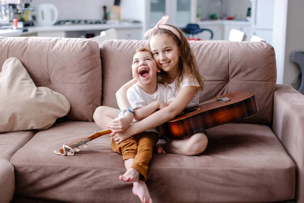 Irmão Irmã Brincam Juntos Criança Com Paralisia Cerebral Com Família — Fotografia de Stock