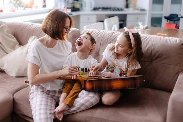 Engelli çocuklu bir ailenin güzel portresi. Serebral felçli mutlu bir aile. Gerçek hayatın yaşam tarzı anları. Müzik rehabilitasyonu. Faaliyetler birlikte oyun oynuyor. Eklenti bakımı