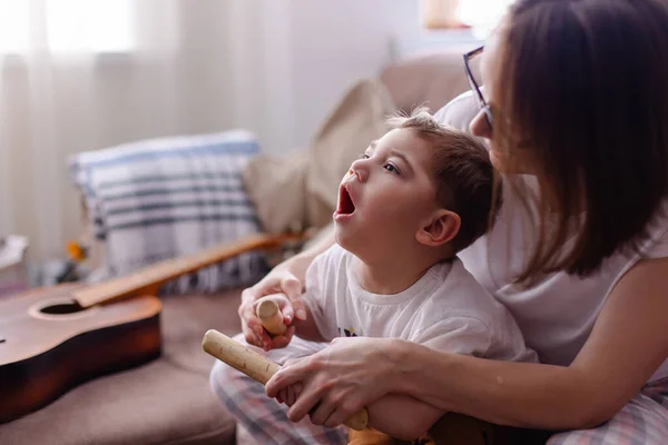 Serebral felçli çocuklu mutlu bir aile. Anne ve özürlü oğlu normal bir hayat sürüyorlar. Birlikte vakit geçiririz. Evde çocuk geliştirme oyunları. Tahta müzik aletleri. Rehabilitasyon 
