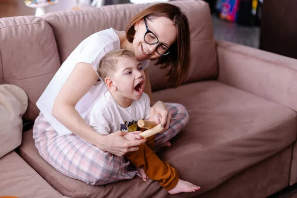 Serebral felçli çocuklu mutlu bir aile. Anne ve özürlü oğlu normal bir hayat sürüyorlar. Birlikte vakit geçiririz. Evde çocuk geliştirme oyunları. Tahta müzik aletleri. Rehabilitasyon 