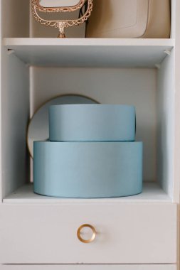 Beyaz arkaplanda mavi kutular