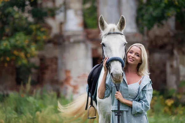 Young Woman Horse Park — Stock Photo, Image