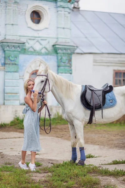 公園に馬を持つ美しい若い女性 — ストック写真