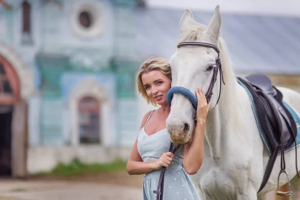 公園に馬を持つ若い美しい女性 — ストック写真