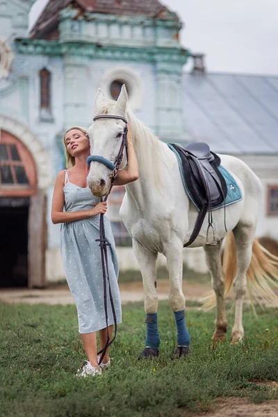 公園に馬を持つ美しい若い女性 — ストック写真