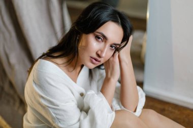 Doğulu kadın ağlıyor. Gözyaşları içinde güzel bir kızın portresi. Depresyon sinir bozucu bir kayıptır. Bir trajedi yaşıyorum. Güçlü negatif duyguların ifadesi. Boşanmayı kötüye kullanma. İlişkilerde ayrılık. Ruh Sağlığı