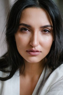 Doğulu kadın ağlıyor. Gözyaşları içinde güzel bir kızın portresi. Depresyon sinir bozucu bir kayıptır. Bir trajedi yaşıyorum. Güçlü negatif duyguların ifadesi. Boşanmayı kötüye kullanma. İlişkilerde ayrılık. Ruh Sağlığı
