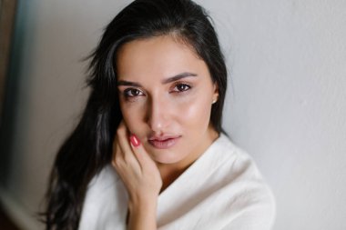 Doğulu kadın ağlıyor. Gözyaşları içinde güzel bir kızın portresi. Depresyon sinir bozucu bir kayıptır. Bir trajedi yaşıyorum. Güçlü negatif duyguların ifadesi. Boşanmayı kötüye kullanma. İlişkilerde ayrılık. Ruh Sağlığı