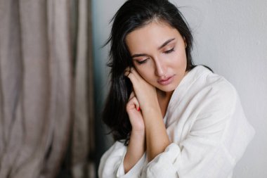 Doğulu kadın ağlıyor. Gözyaşları içinde güzel bir kızın portresi. Depresyon sinir bozucu bir kayıptır. Bir trajedi yaşıyorum. Güçlü negatif duyguların ifadesi. Boşanmayı kötüye kullanma. İlişkilerde ayrılık. Ruh Sağlığı