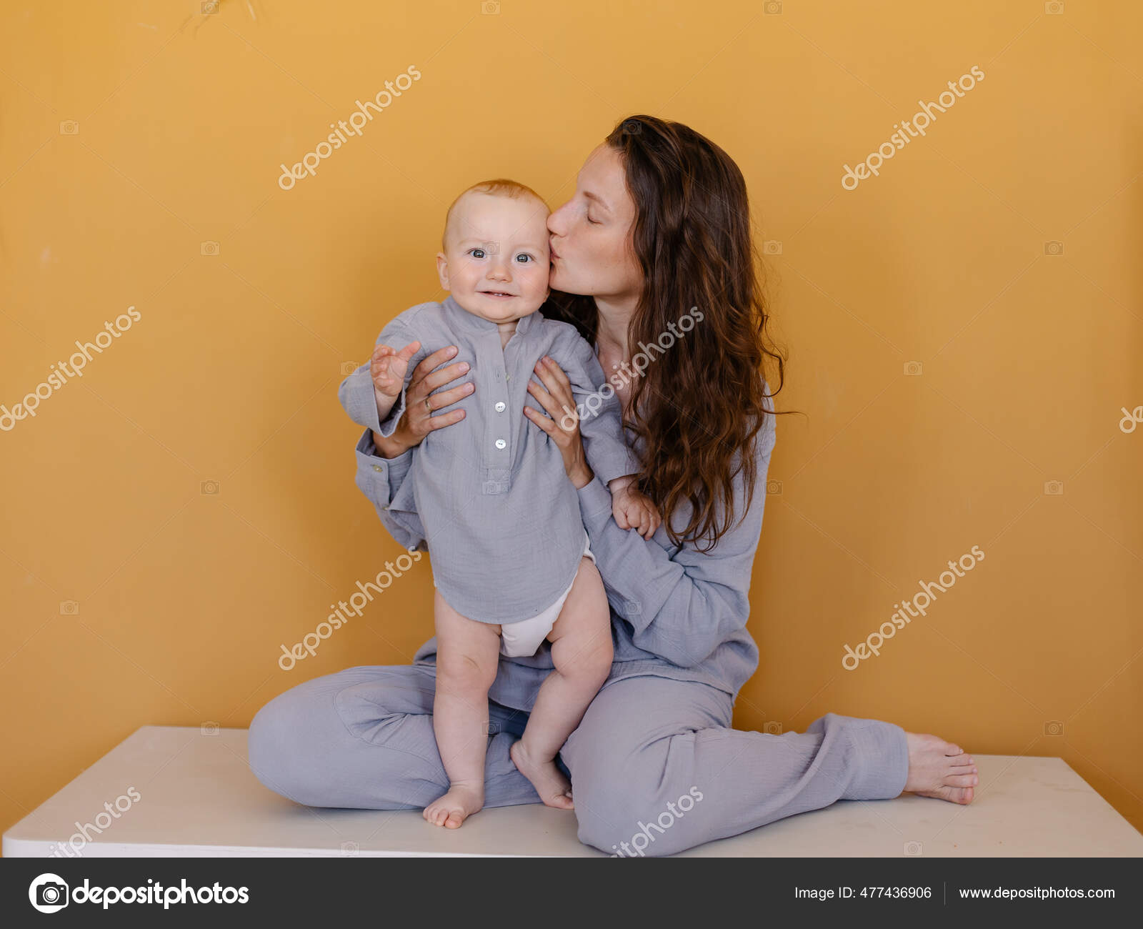 Madre Pijama Ropa Gris Besa Bebe Mama Hijo Felicidad Maternidad Foto de stock 477436906 da.antipina