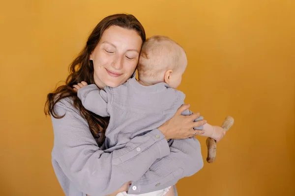 Matka Šedém Pyžamu Objímající Dítě Máma Dítě Štěstí Mateřství Eko — Stock fotografie