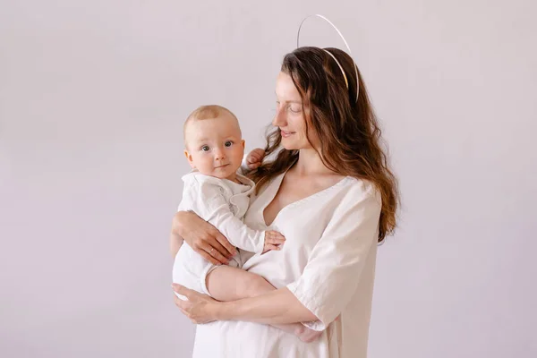 Mãe Roupas Brancas Segura Bebê Seus Braços Pureza Inocência Santidade — Fotografia de Stock