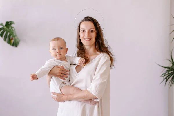 Mãe Roupas Brancas Segura Bebê Seus Braços Pureza Inocência Santidade — Fotografia de Stock