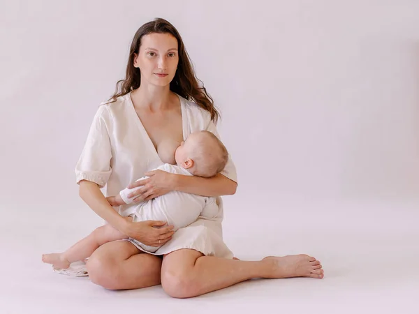 Mãe Está Amamentar Bebé Mulher Branco Criança Nos Braços Miúdo — Fotografia de Stock