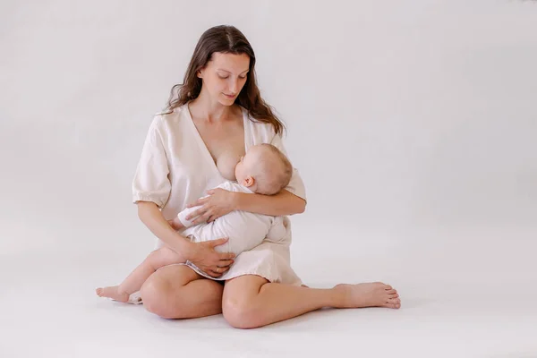 Mãe Está Amamentar Bebé Mulher Branco Criança Nos Braços Miúdo — Fotografia de Stock